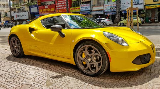 Siêu xe Alfa Romeo 4C Launch Edition độc nhất Việt Nam lột xác với bộ cánh màu vàng rực rỡ