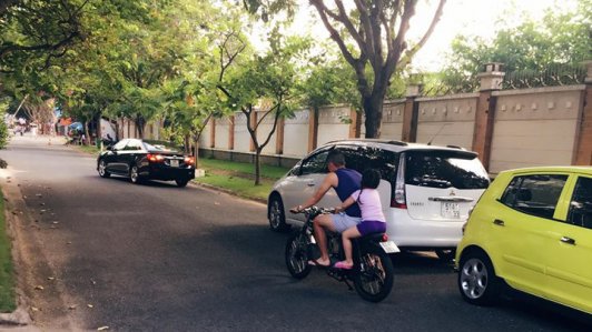 Công Vinh bị "ném đá" vì chở con gái bằng xe máy không đội mũ bảo hiểm