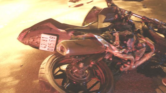 Tai nạn liên hoàn, mô tô phân khối lớn Kawasaki Z300 "hạ gục" Honda Dream và Toyota Camry