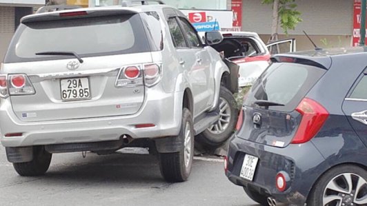 Hà Nội: Ô tô "điên" gây tai nạn liên hoàn, 3 người bị thương