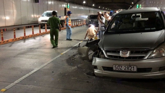 Tai nạn liên hoàn do ô tô đi ngược chiều trong hầm vượt sông Sài Gòn