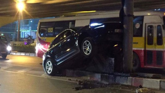HÀ Nội: Porsche Macan leo dải phân cách, tông vào cột điện lúc nửa đêm