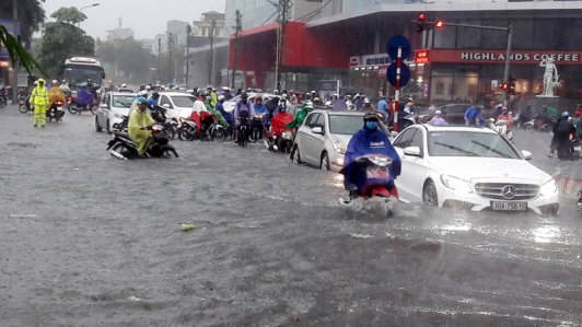 Hà Nội "thất thủ": Mưa lớn kèm gió lốc gây ngập nhiều tuyến đường