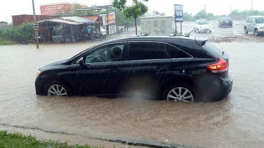 Kinh nghiệm xử lý khi ô tô bị ngập nước - 10 việc tài xế cần nhớ