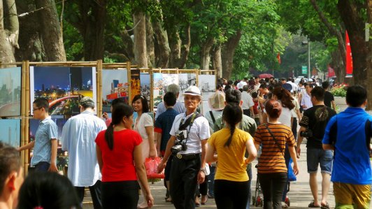 Đề án hạn chế xe cá nhân: Người dân Hà Nội sẽ đi bộ đi làm, đọc sách trên tàu điện ngầm?