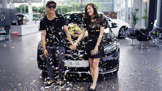 Hoài Lâm cùng bạn gái "đập hộp" Mercedes-Benz C300 AMG trị giá 1,889 tỷ đồng