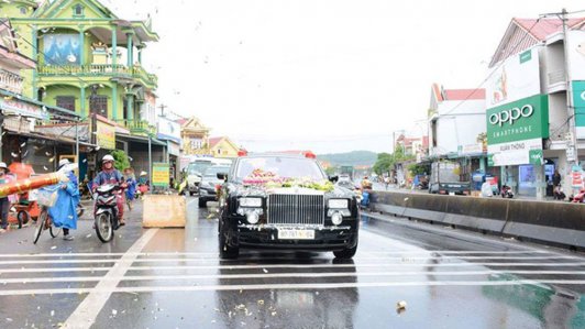 Tay chơi Quảng Bình rước dâu bằng xe siêu sang Rolls-Royce Phantom