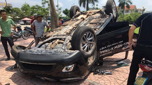Bắc Giang: Nissan X-Trail chạy thử của đại lý lao lên vỉa hè, lật ngửa