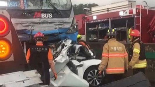 Kinh hoàng cảnh xe buýt vò nát ô tô, 2 người tử vong