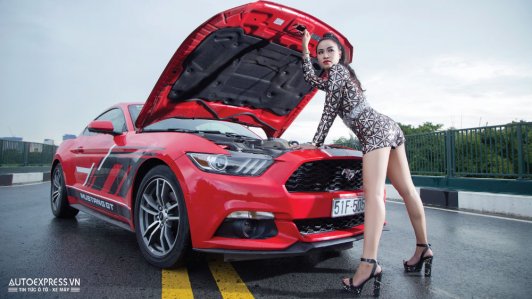 "Ngựa chứng" Ford Mustang khoe dáng bên kiều nữ Sài thành