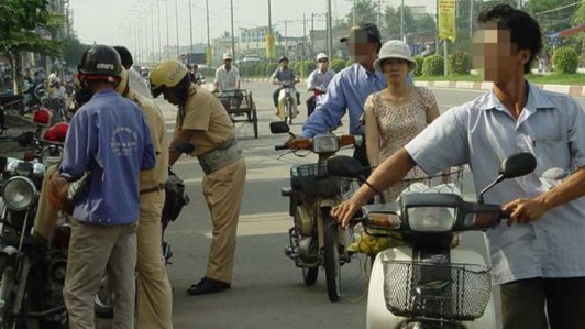 Dắt xe máy qua chốt cảnh sát giao thông có bị phạt ?