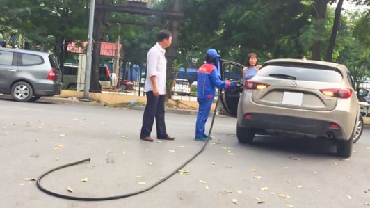 Hà Nội: Nữ tài xế "hồn nhiên" kéo cả vòi xăng theo xe