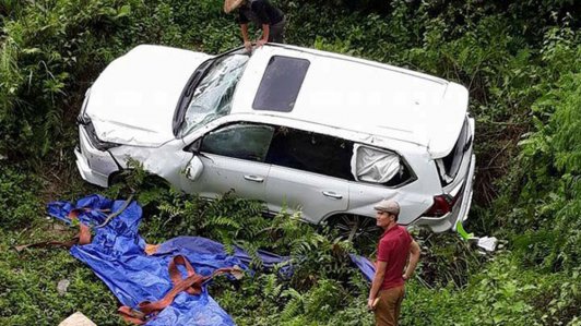 “Chuyên cơ mặt đất” Lexus LX570 rơi xuống vực, túi khí bung cứu sống 3 người