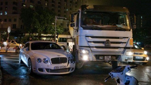 Xe siêu sang Bentley “nhọ” nhất Hà Nội: bị vặt gương và bị xe bồn đâm