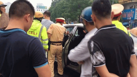 Lái xe cầm gậy golf tấn công CSGT giữa phố Hà thành