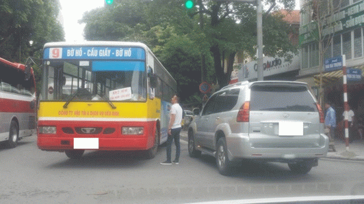 Thanh niên lái xe Lexus chặn đầu xe bus Hà Nội do lấn làn vượt ẩu