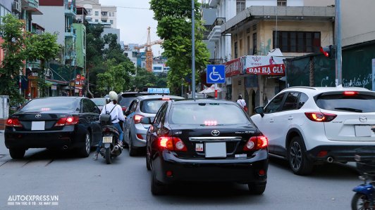 Ngồi ô tô nhưng tài xế Việt vẫn 'hoang dã' như đi xe máy