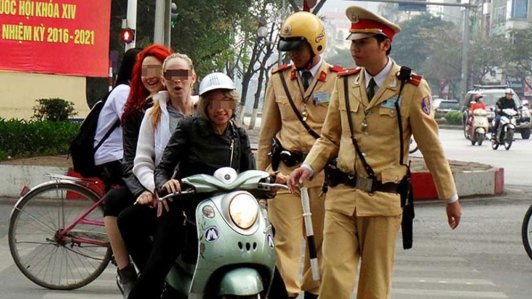 Người nước ngoài đủ trò đối phó CSGT Việt Nam