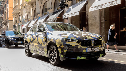 BMW X2 "khoác áo" Camo xuất hiện tại tuần lễ thời trang Milan