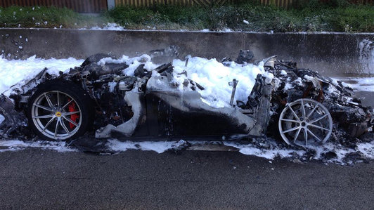 Siêu ngựa Ferrari F12 TDF bị thiêu cháy còn trơ khung