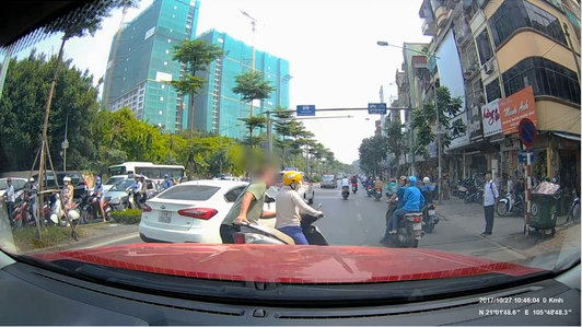 Clip: "Ninja" bình thản dừng xe giữa đường bấm điện thoại bị anh Tây nhấc bổng, lôi cả người và xe vào vỉa hè