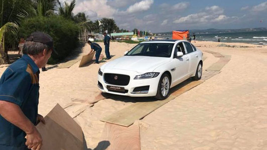 Minh Nhựa cực nhọc đưa xe sang Jaguar XF ra bãi biển tặng vợ