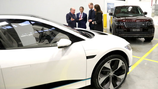 Vợ chồng công tước xứ Cambridge ghé thăm nhà máy Jaguar Land Rover