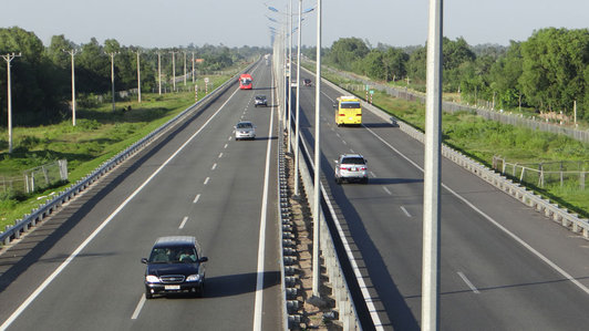 'Vấn nạn' ô tô chiếm làn trái trên cao tốc ở Việt Nam