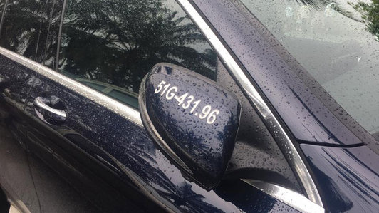 Chủ xe Mercedes-Benz khắc biển số lên kính hậu đề phòng mất cắp
