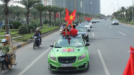 Dàn xe Cruze "nhuộm đỏ" phố Hà Nội trước trận đấu U23 Việt Nam, Qatar