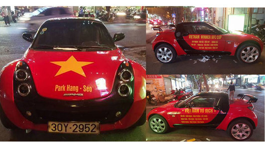 Xế độc Smart Roadster dán decal "nổi bần bật" cổ vũ U23 Việt Nam