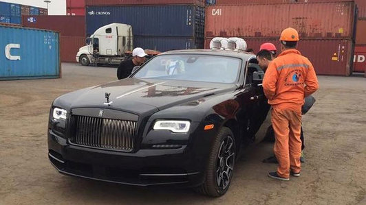 Ngã mũ trước xe siêu sang Rolls-Royce Wraith Black Badge đầu tiên về Việt Nam