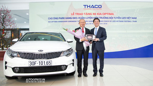HLV Park Hang Seo nhận xe Kia Optima từ Thaco trước khi rời Việt Nam