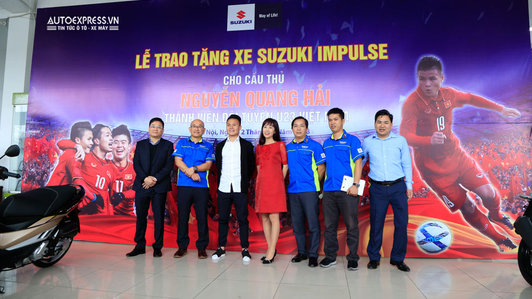 Tuyển thủ U23 Nguyễn Quang Hải nhận quà đặc biệt từ Suzuki Việt Nam