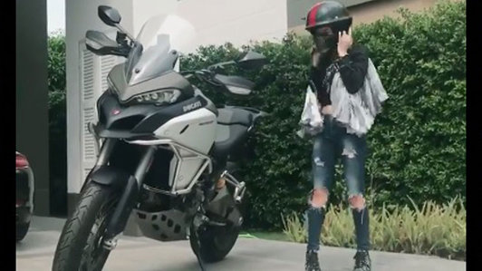 Nữ biker nhỏ nhắn thuần thục điều khiển mô tô kềnh càng nặng 240 kg