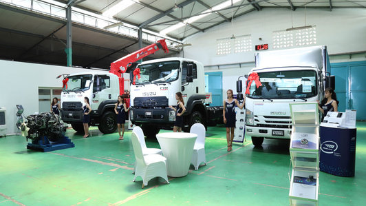 Isuzu trình làng khách Việt xe tải mang công nghệ Blue Power đạt chuẩn Euro4