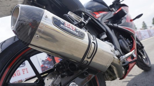 Sportbike Suzuki GSX-R150 Special Edition "dát" ống xả Yoshimura cho khách Việt