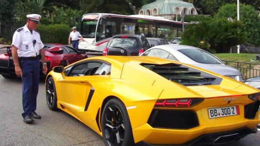 Lamborghini bị cảnh sát dừng xe vì quá ồn
