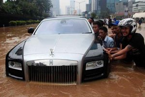 Rolls-Royce Ghost biến thành “xuồng” triệu đô ở Indonesia