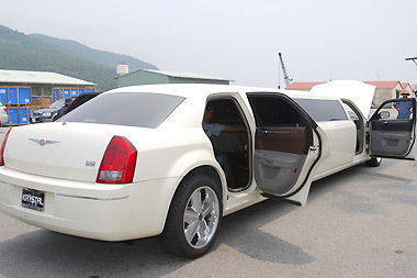  chiếc Chrysler 300C Limousine đã cập cảng Đà Nẵng với 12 chỗ ngồi
