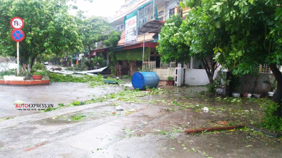 Đường phố Thái Bình tan hoang sau khi cơn bão số 1 đổ bộ
