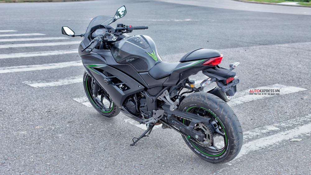 Đuôi xe Kawasaki Ninja 300 ABS bầu và cơ bắp chứ không vuốt dài như nhiều sportbike khác.