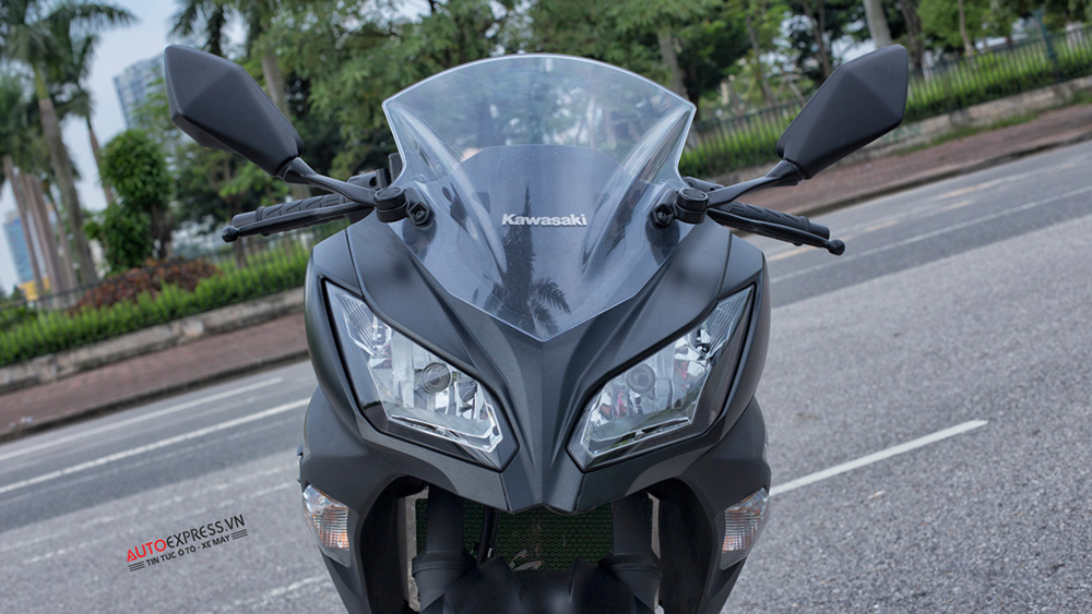 Cụm đèn kép của Kawasaki Ninja 300 ABS khá ấn tượng nhưng chất lượng chiếu sáng chưa cao.