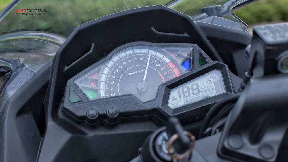 Đồng hồ Kawasaki Ninja 300 ABS chia thành hai khu vực riêng biệt.