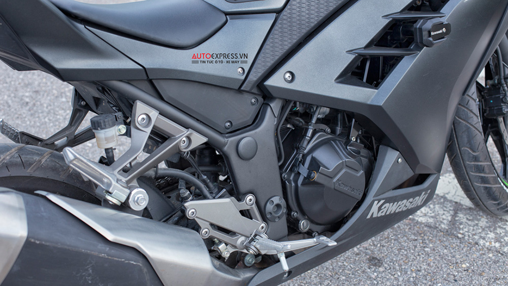 Với cỗ máy 296 cc, xe Kawasaki Ninja 300 ABS có sức mạnh 39 mã lực.