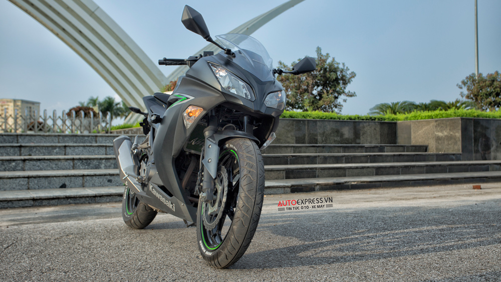 Kawasaki Ninja 300 ABS có phần xi nhan gọn gàng đặt ở yếm trước.