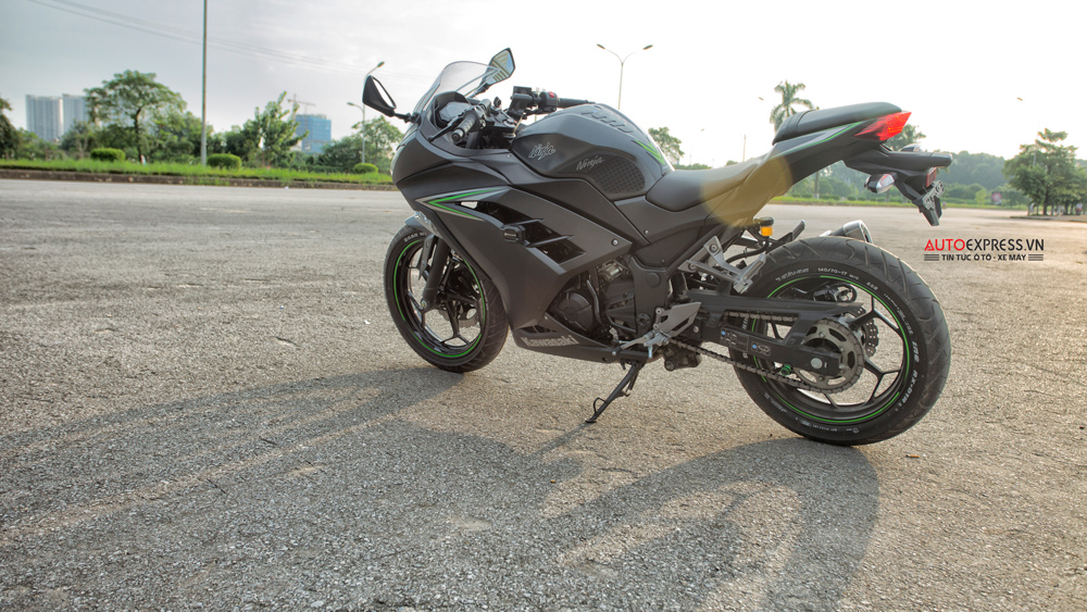 Kawasaki Ninja 300 ABS nổi bật trong nắng chiều.