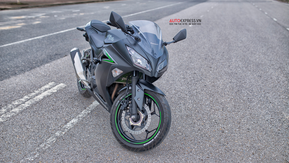 Thiết kế trẻ trung khiến Kawasaki Ninja 300 ABS thu hút giới trẻ.