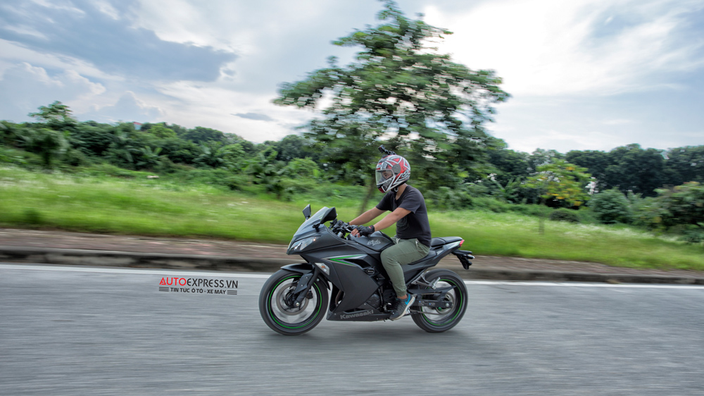 Kawasaki Ninja 300 ABS đem đến tư thế ngồi thoải mái mặc dù là sportbike.