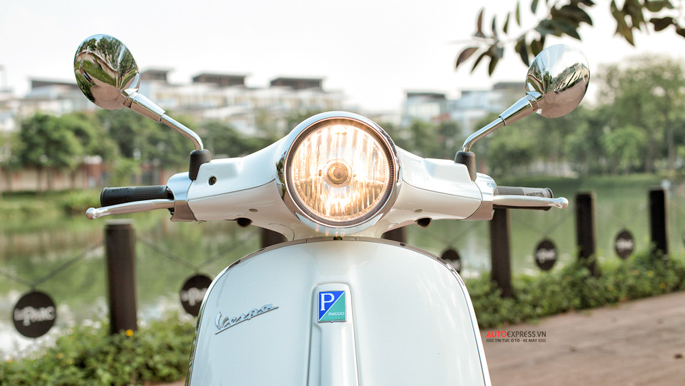 Xe Piaggio Vespa Primavera ABS có đèn halogen bóng tròn.